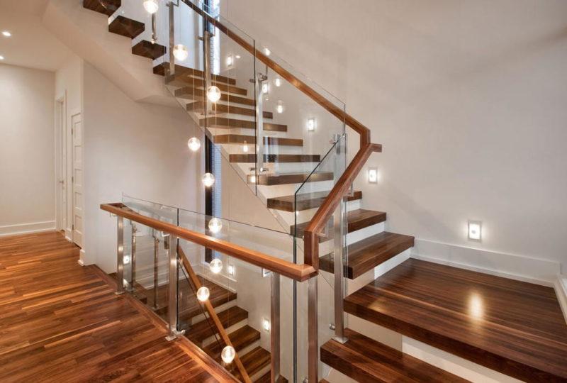 Які перила вибрати для сходів в приватному будинку?