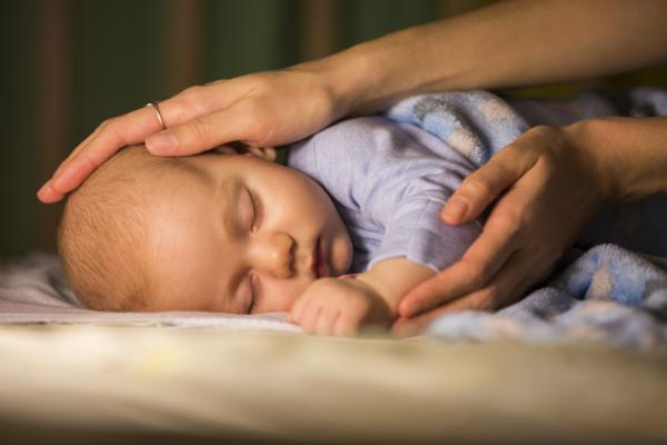 Чи потрібно годувати дитину вночі